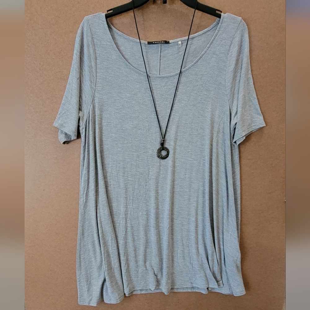 Tahari NWOT short sleeve tunic top in gray melange, size medium.
